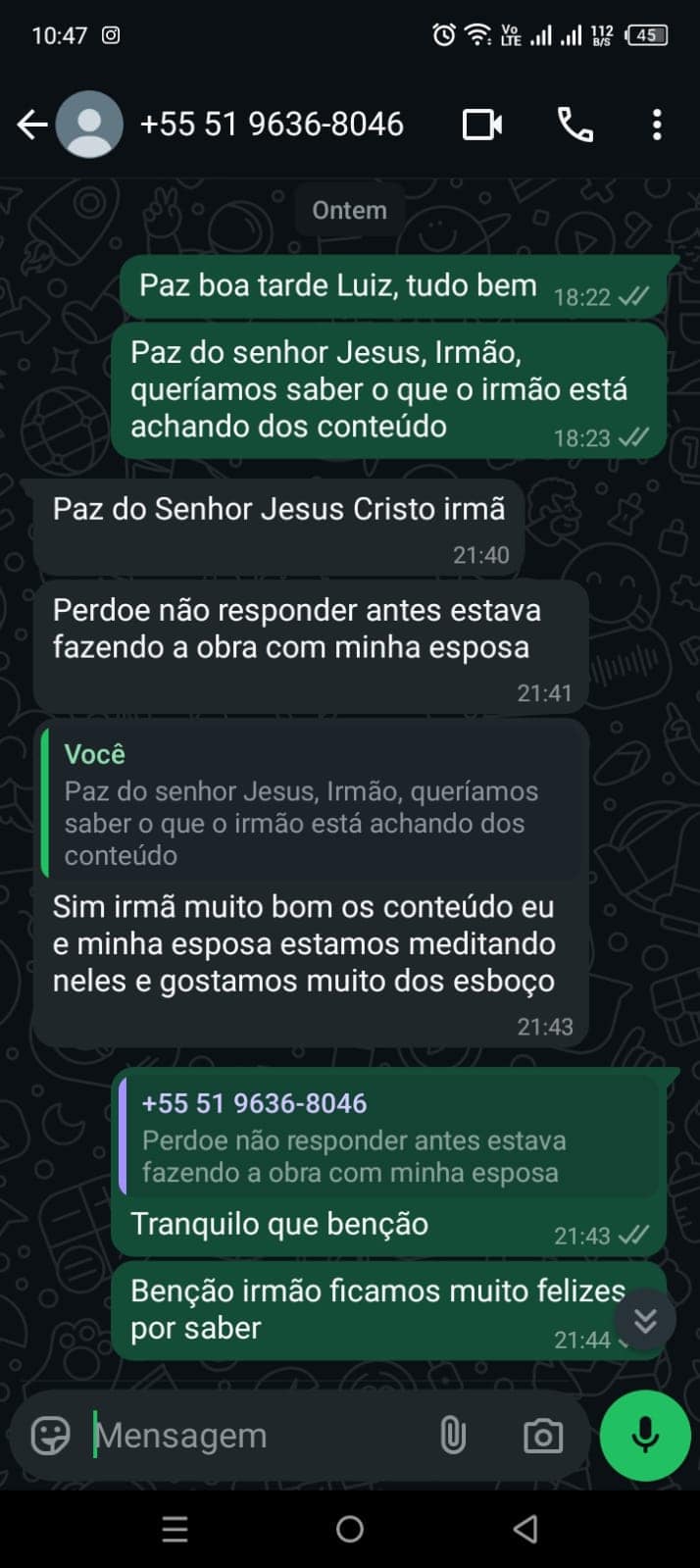 Casal estudando o material